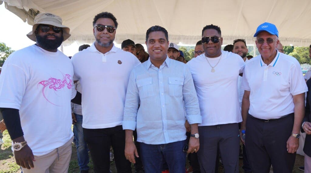 Desde la izquierda, los expeloteros Christian Guzmán y Nelson Cruz, el ministro de Deportes Kelvin Cruz, el ex jugador Miguel Tejada y Luis Mejía Oviedo, presidente de Centro Caribe Sports.