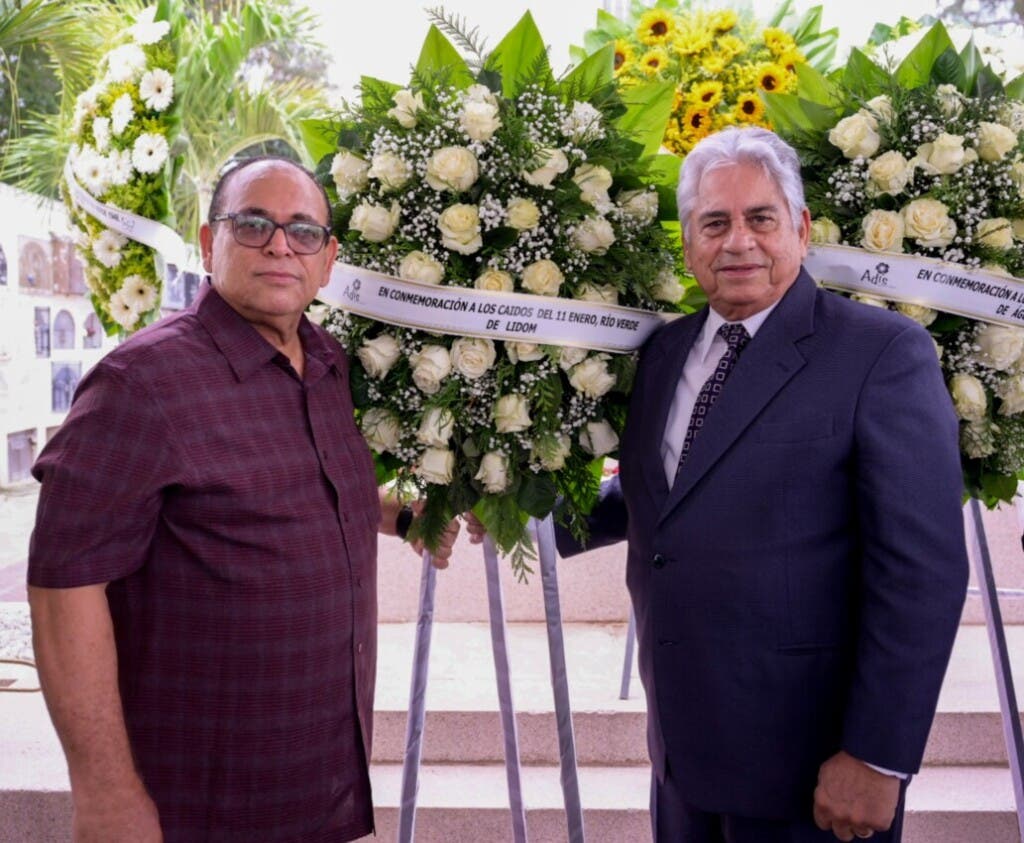 Alex Tavárez y Winston Llenas, depositan una ofrenda floral en la ceremonia de recordatorio en nombre de la Liga Dominicana de Béisbol.