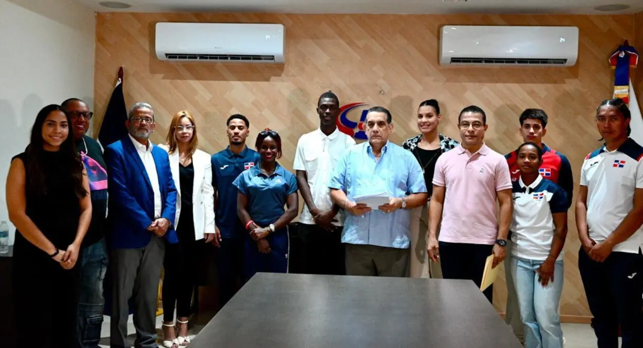 Chanlatte entrega becas olímpicas