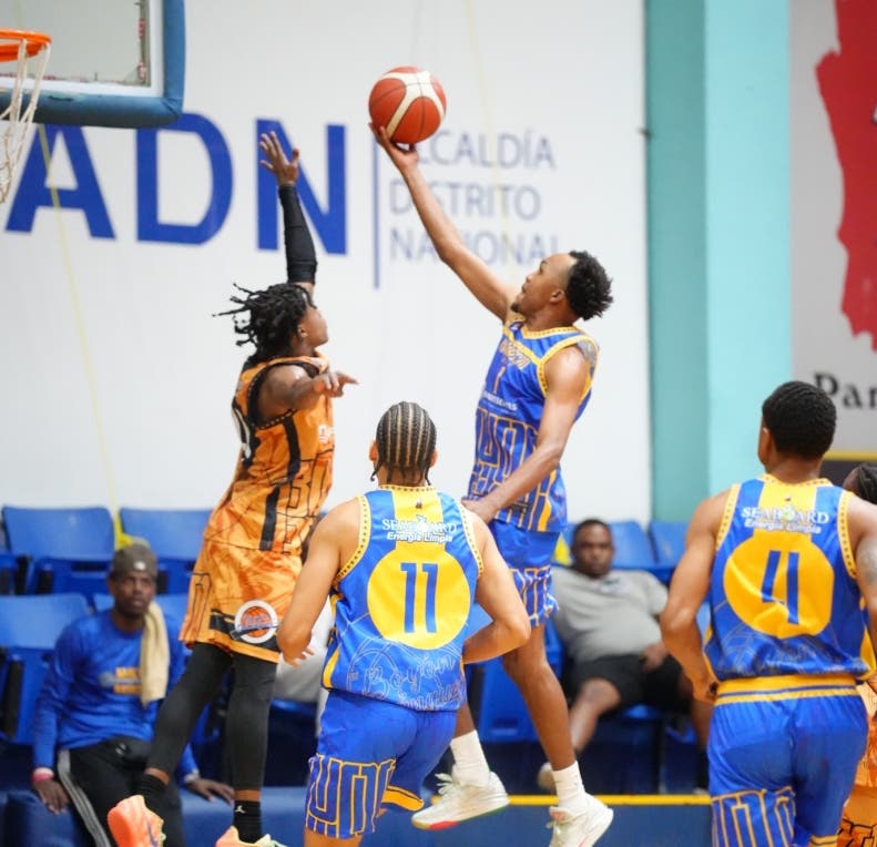 Francisco Jiménez penetra rumbo al aro para encestar dos.