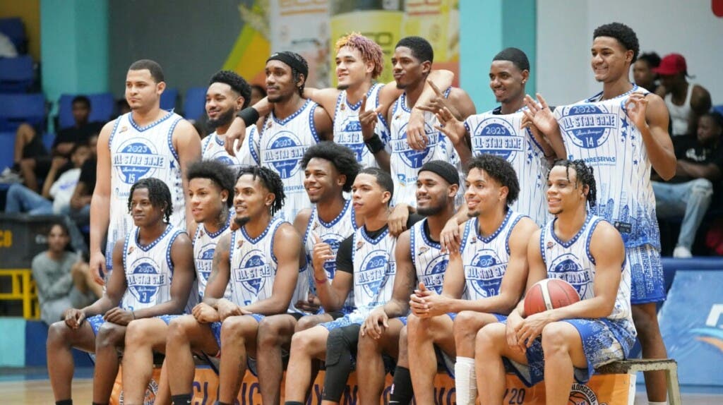 La poderosa escuadra del Team Chalas que salió victoriosa  en el Juego de Estrellas del Clásico de Baloncesto Boyón Domínguez, celebrado en el club Mauricio Báez del populoso sector de Villa Juana.