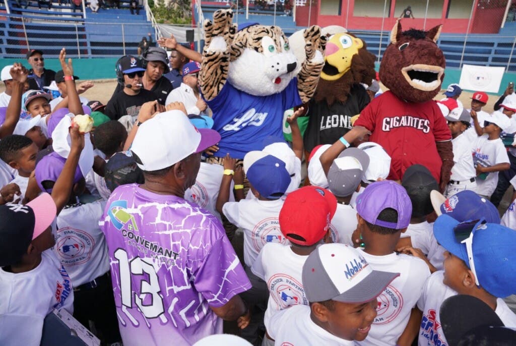 La clínica fue realizada en el estadio municipal Luis María Herrera, de Baní, en la provincia Peravia.