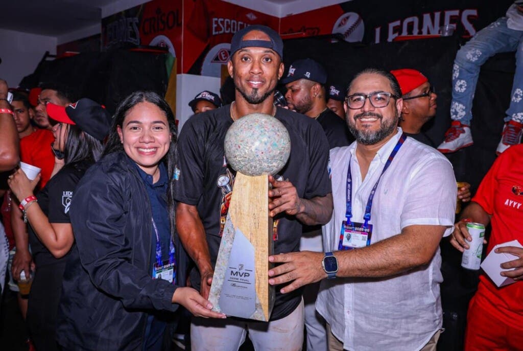 Alcides Escobar recibe su trofeo de manos de Shantal Disla, de Lidom y Angelo Rodríguez, de Juancito Sports.