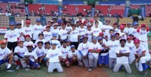 Federación Dominicana de Béisbol regala alegría en cierre clínicas béisbol