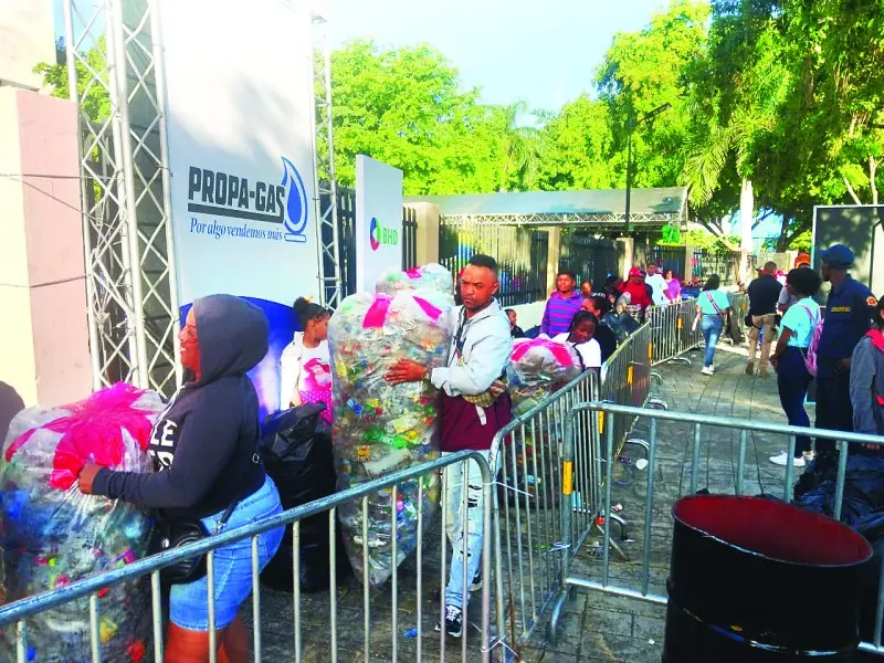 Plásticos por juguetes: alegría y aseo en un solo programa