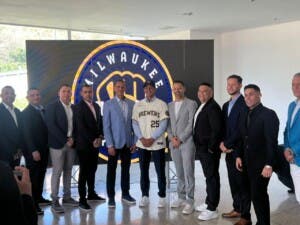 Diego Frontado firma contrato como pick #1 de los Cerveceros de Milwaukee