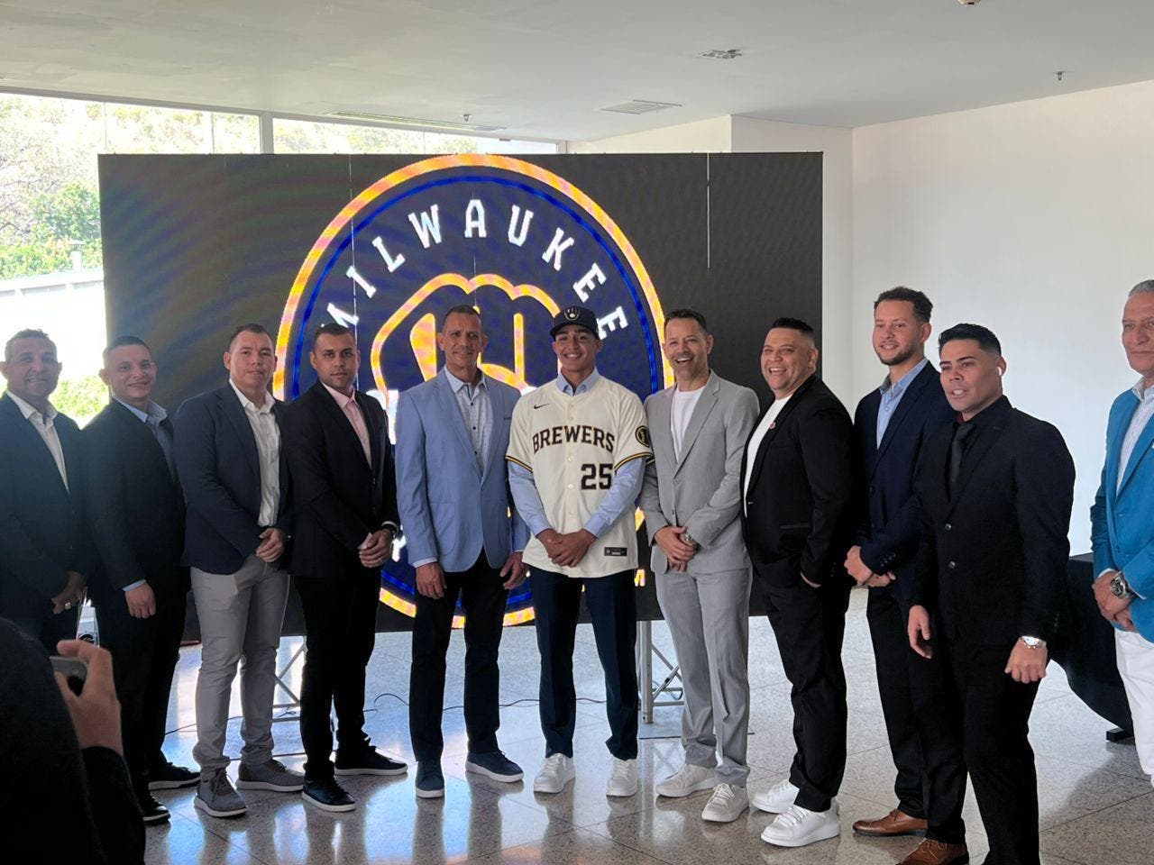 Diego Frontado firma contrato como pick #1 de los Cerveceros de Milwaukee
