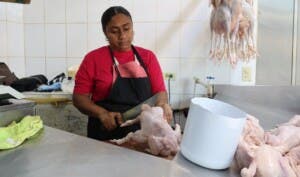 Caro y escaso: Precios del pollo en Santo Domingo hasta 125 pesos por libra