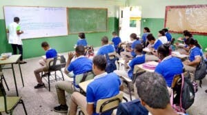 Sacerdote Norberto Rosario denuncia que el aprobado estudiantes por asistencia debilita la autoridad docente