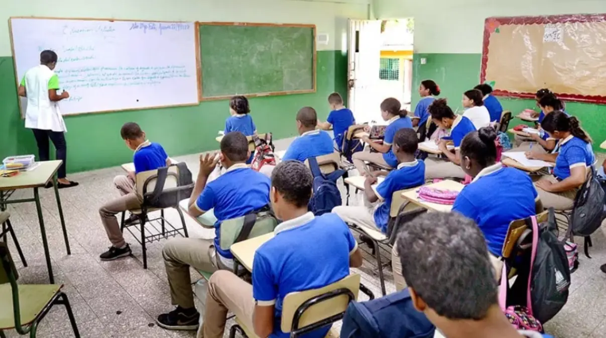 Sacerdote Norberto Rosario denuncia que el aprobado estudiantes por asistencia debilita la autoridad docente