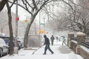 Sanciones económicas en NYC para propietarios que no remuevan nieve de sus aceras