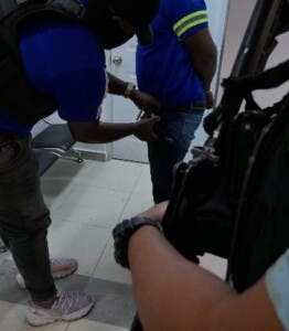 Detienen uno ligan a 918 paquetes cocaína