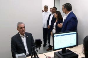 Abinader se convierte en el primer ciudadano en obtener el pasaporte electrónico dominicano