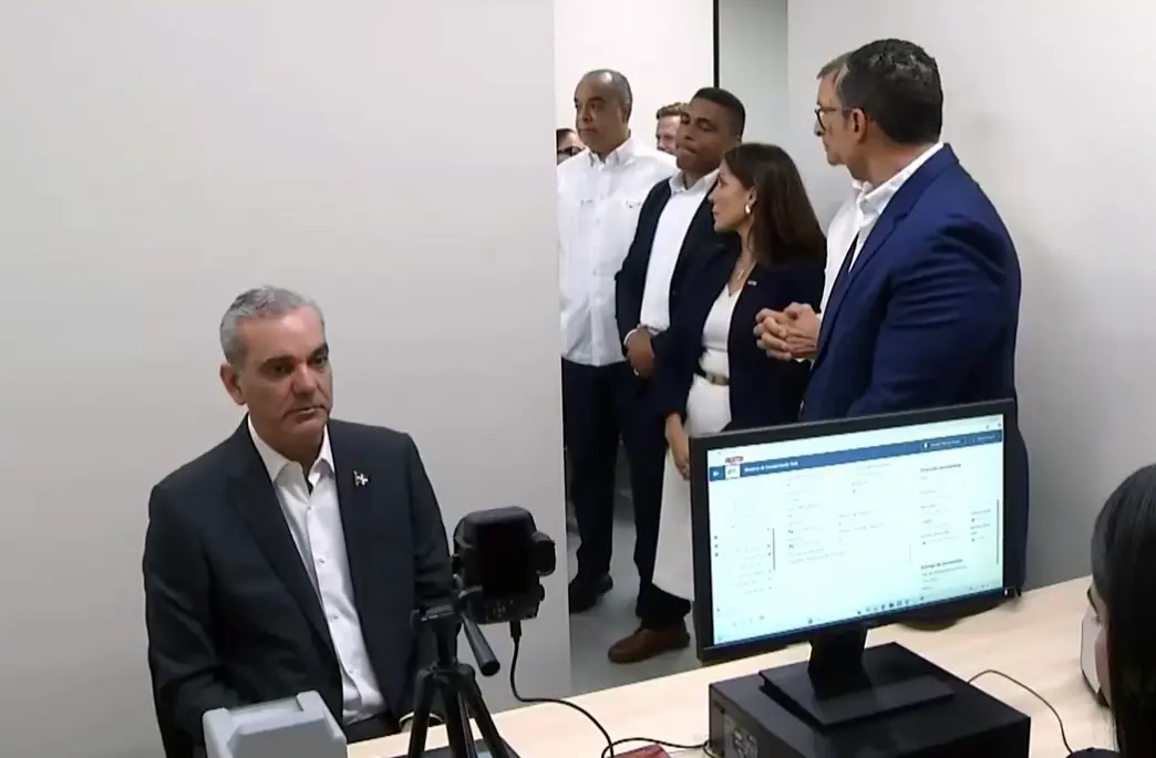 Abinader se convierte en el primer ciudadano en obtener el pasaporte electrónico dominicano