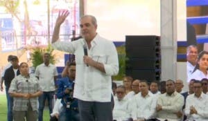 Luis Abinader entrega títulos y abre centro universitario de la UASD en Neiba