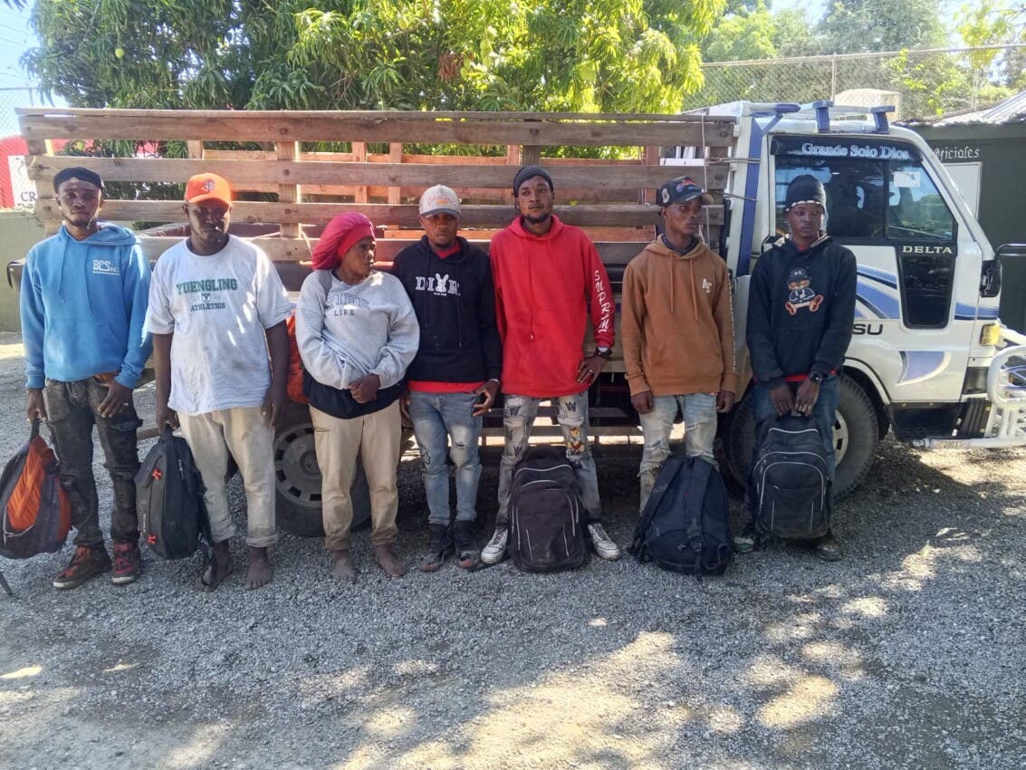 Detienen en Navarrete a siete haitianos en traslado ilegal a Santiago