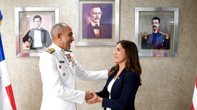 Embajadora Campos se reúne con DNCD para combatir el narcotráfico