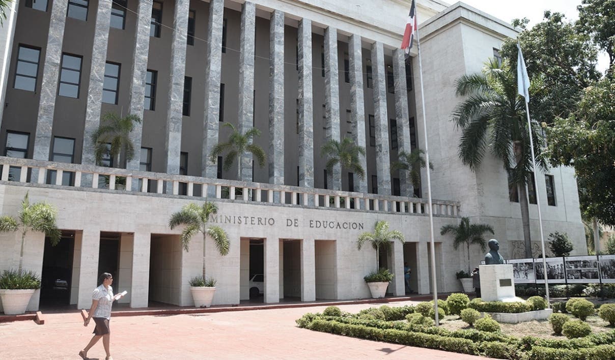 Más de 99,000 docentes aprueban la evaluación de desempeño