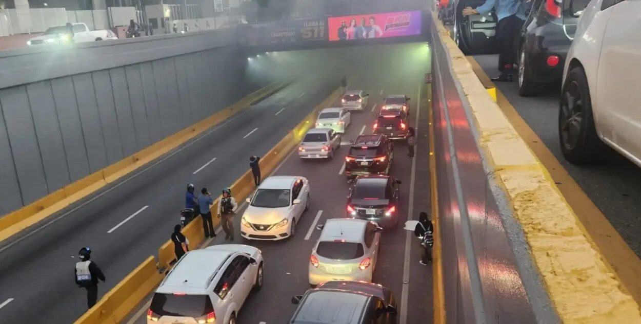 Incendio en túnel de la 27 de Febrero provoca caos vehicular en Santo Domingo