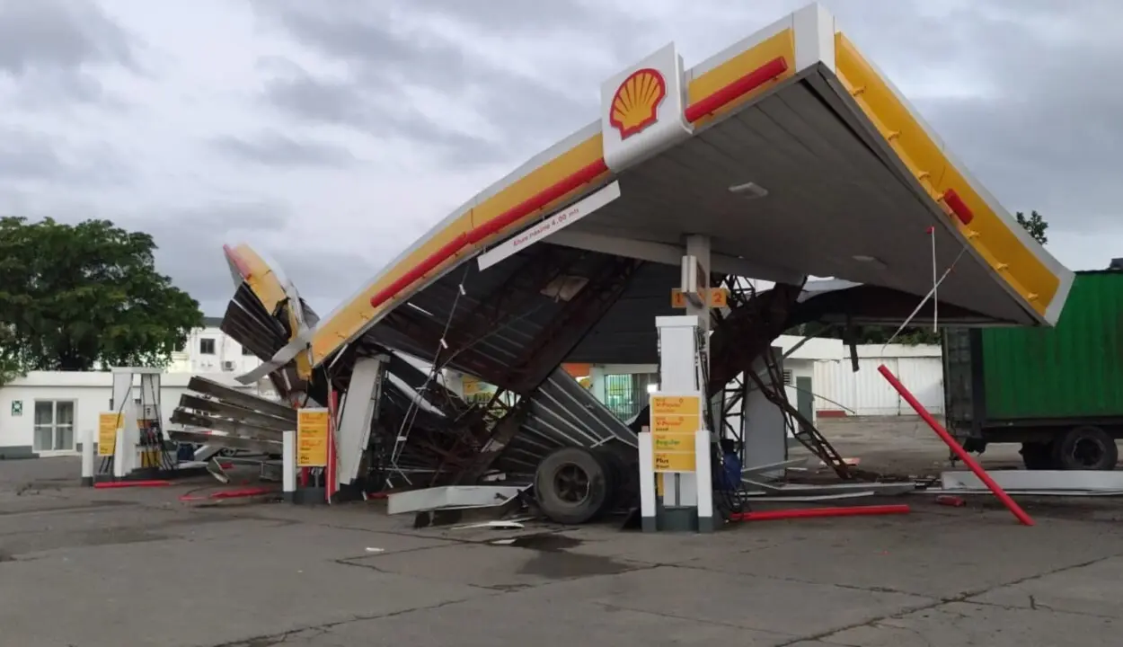 Patana destruye una gasolinera Santiago