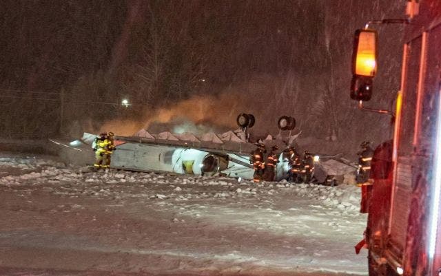 Un avión privado con ocho personas a bordo se estrella en un aeropuerto de Maine