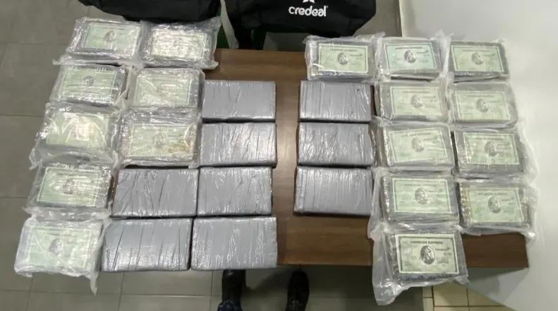 Atrapan a tres hombres con 28 kilos de cocaína cuando intentaban embarcar droga en San Pedro de Macorís