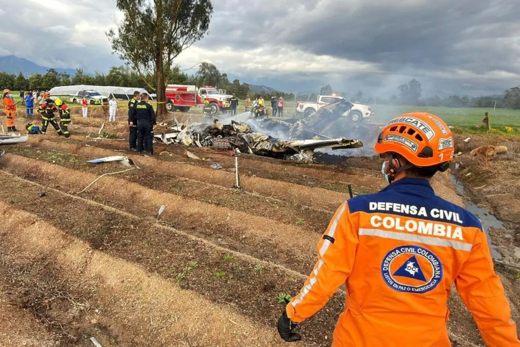 
Defensa Civil de  Colombia en el lugar.