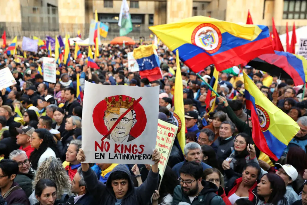 Simpatizantes del presidente colombiano Gustavo Petro asisten a una marcha que convocó para protestar los comentarios del mandatario estadounidense Donald Trump, el miércoles 7 de enero de 2026, en Bogotá. (AP Foto/Santiago Saldarriaga)