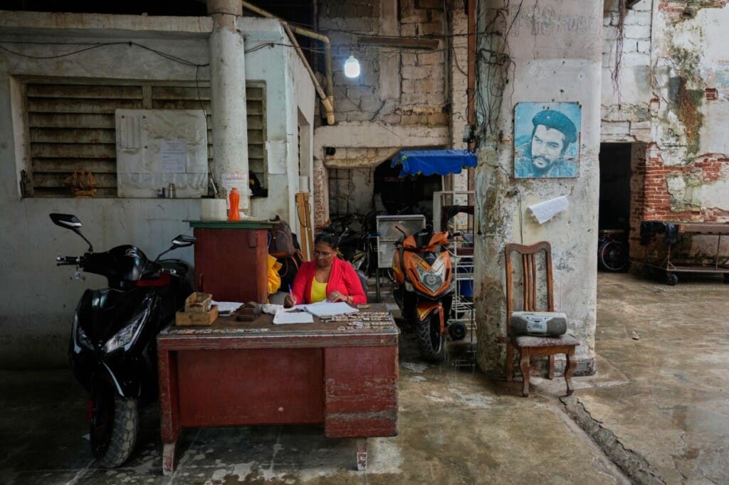 Una fotografía de Ernest "Che" Guevara cuelga de una columna en un estacionamiento privado en La Habana, Cuba, el lunes 12 de enero de 2026. (Foto AP/Ramon Espinosa)