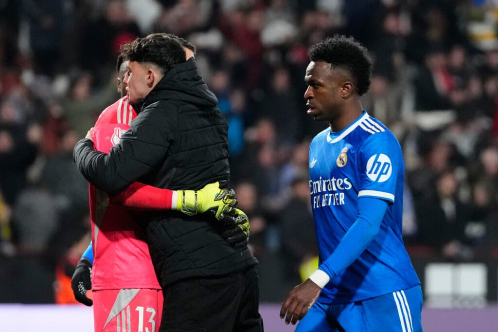 Vinicius Junior, derecha, del Real Madrid, abandona el campo al final del partido correspondiente a los octavos de final de la Copa del Rey mientras los jugadores del Albacete celebran el pase después de eliminar al equipo de la capital española, el miércoles 14 de enero de 2026, en Albacete, España. (AP Foto/Jose Breton)