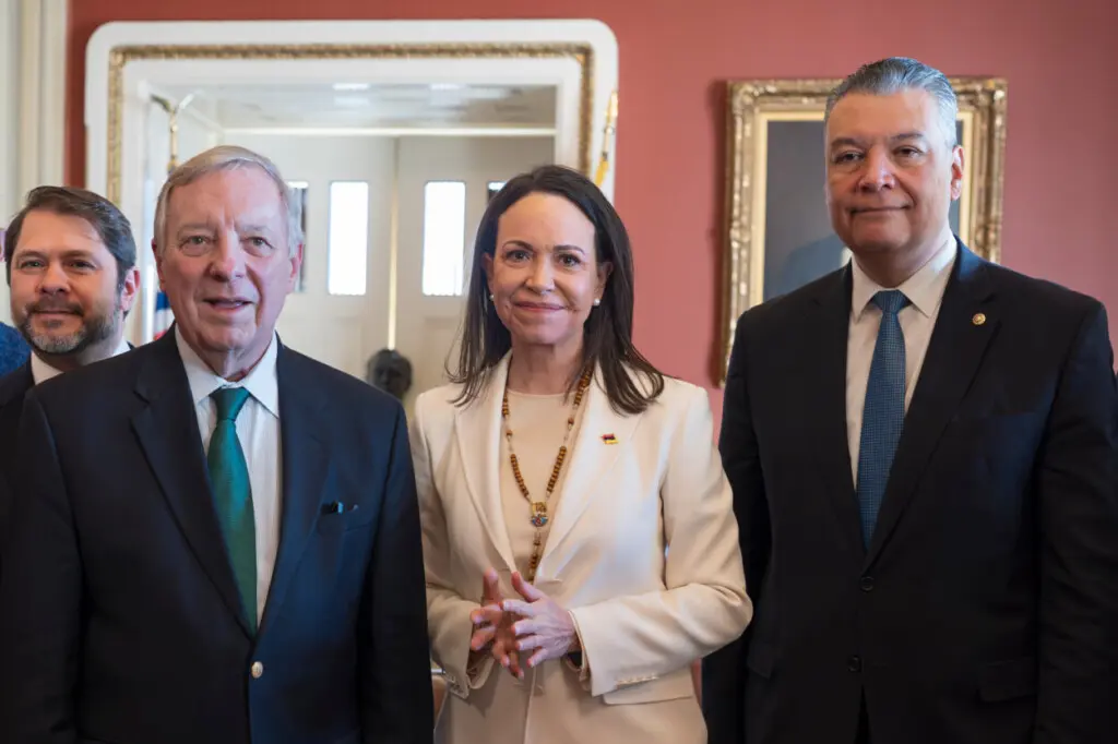 La líder opositora venezolana María Corina Machado fue recibida por los senadores Dick Durbin, Rubén Gallego y Alex Padilla durante su visita al Capitolio de Washington, el jueves 15 de enero de 2026. (Foto AP/J. Scott Applewhite)