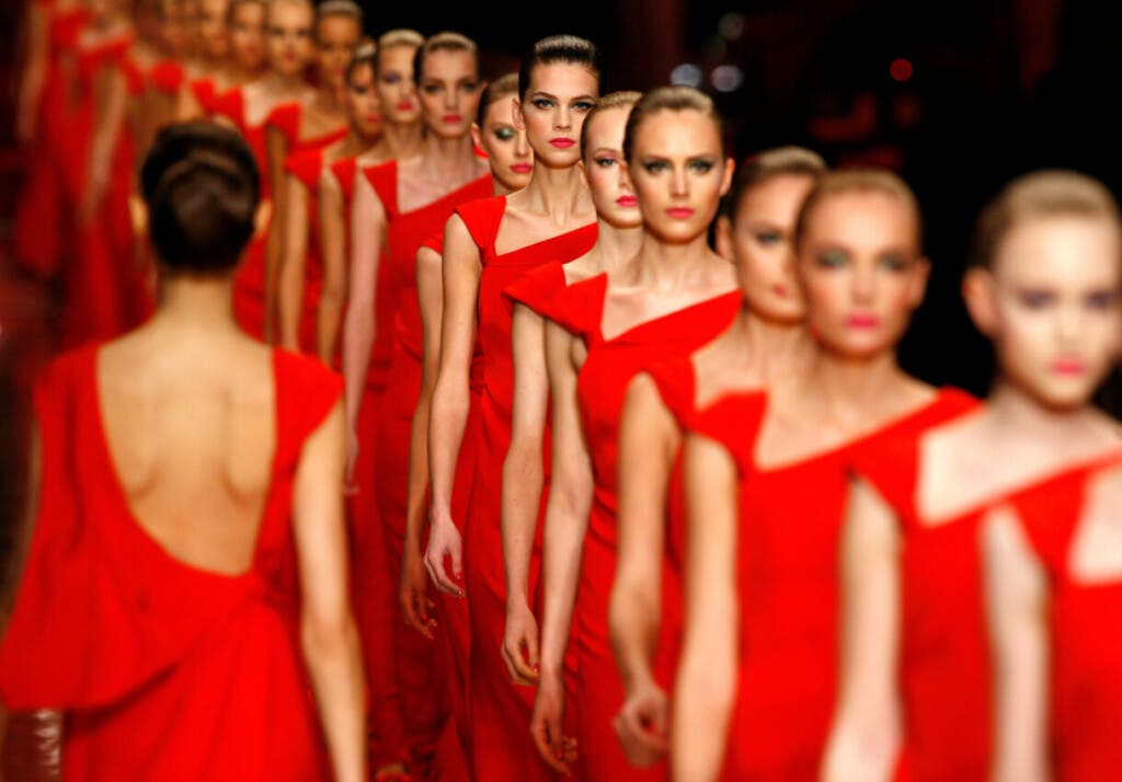 ARCHIVO - Modelos desfilan por la pasarela después de la presentación de la colección de Alta Costura Primavera-Verano 2008 del diseñador de moda italiano Valentino, en París, el 23 de enero de 2008.
(Foto AP/Jacques Brinon, archivo)