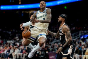 Antetokounmpo guía a los Bucks y frena a Atlanta en final apretado 112-110