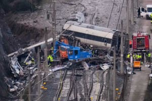 Nuevo accidente ferroviario en España: tren se estrella en Barcelona días después del choque mortal en el sur dejando al menos cuatro muertos