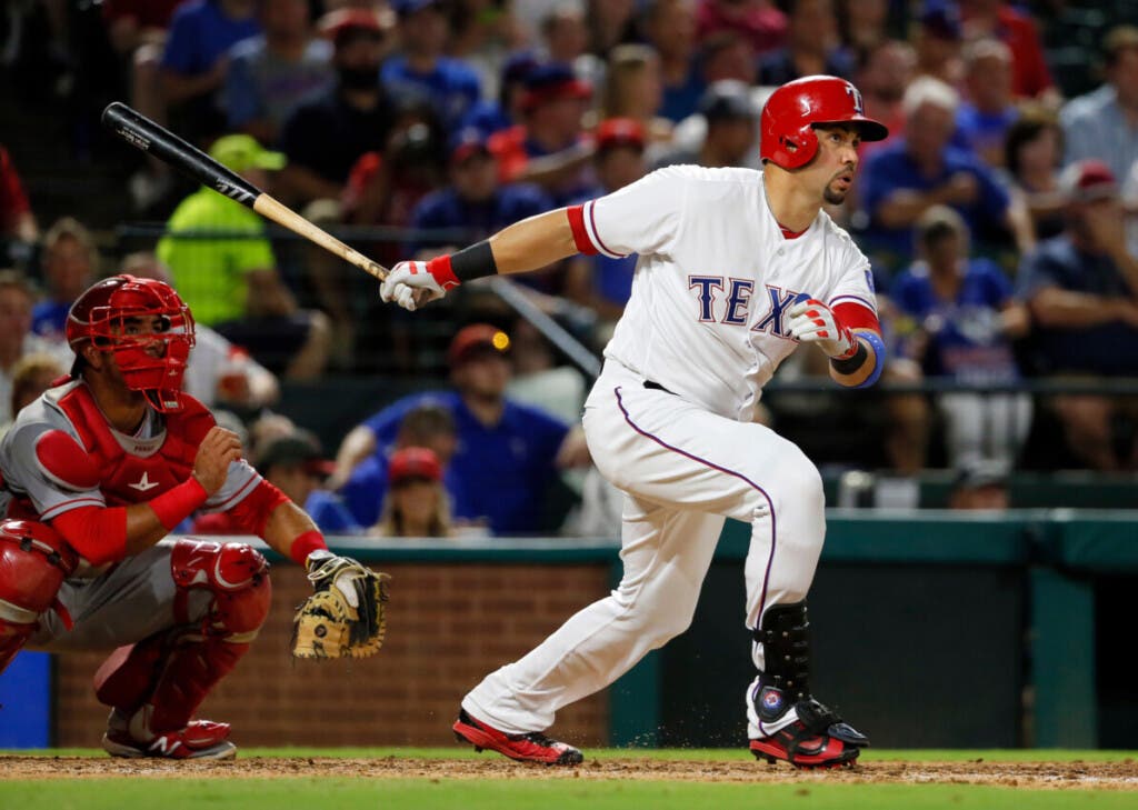 ARCHIVO - Carlos Beltrán de los Rangers de Texas luego de batear un jonrón de dos carreras en un juego contra los Angelinos de Los Ángeles, el 21 de septiembre de 2016, en Arlington, Texas. (AP Foto/Tony Gutiérrez)