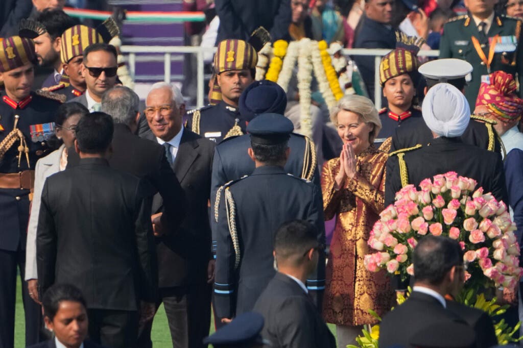 El presidente del Consejo Europeo, António Costa, en el centro a la izquierda, y la presidenta de la Comisión Europea, Ursula von der Leyen, saludan a autoridades a su llegada a un desfile del Día de la República en Nueva Delhi, India, el lunes 26 de enero de 2026. (AP Foto/Manish Swarup)