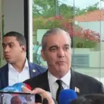 Abinader asiste a velatorio de Ramón Alburquerque en Santo Domingo