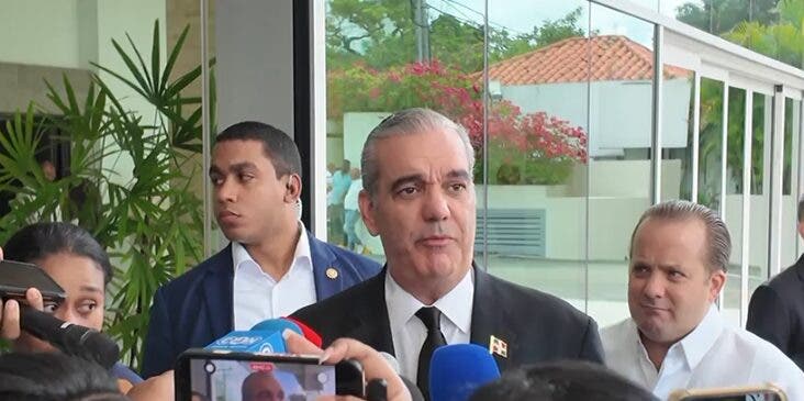 Abinader asiste a velatorio de Ramón Alburquerque en Santo Domingo