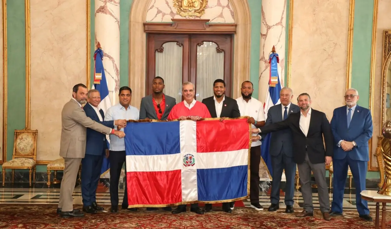 Abinader entrega la Bandera Nacional a los Leones del Escogido rumbo a la Serie del Caribe 2026