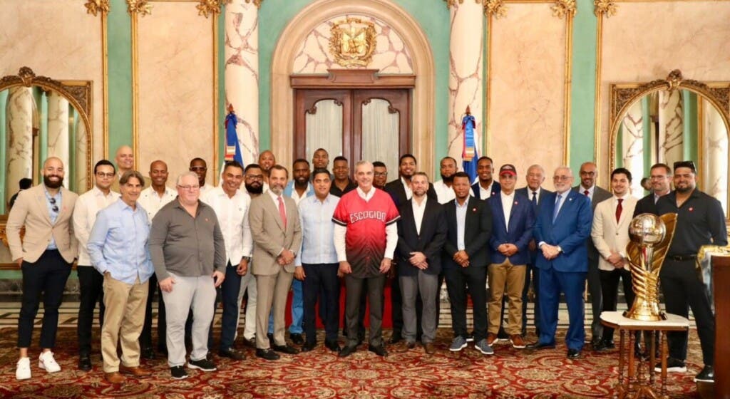 El presidente Abinader recibe a los campeones de Lidom, Leones del Escogido, y les hace entrega de la Banda Cacional como símbolo de orgullo y responsabilidad del equipo escarlata para la Serie del Caribe