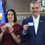 Abinader y Raquel Arbaje realizan cambio a la nueva cédula con más de 100 medidas de seguridad