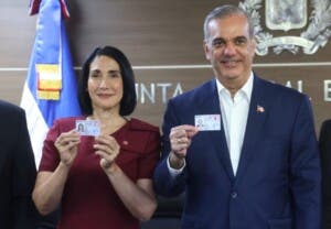 Abinader y Raquel Arbaje realizan cambio a la nueva cédula con más de 100 medidas de seguridad