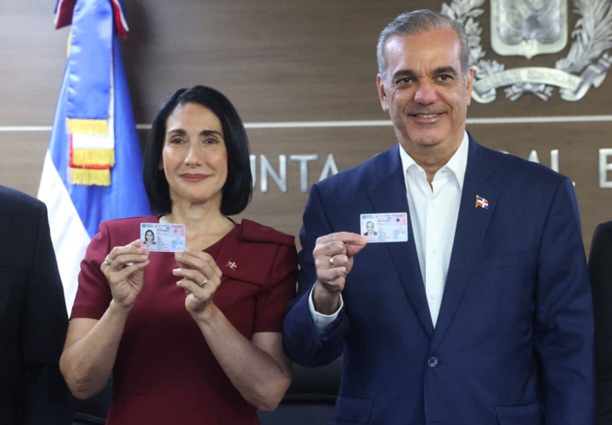 Abinader y Raquel Arbaje realizan cambio a la nueva cédula con más de 100 medidas de seguridad