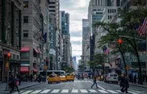 Gobernadora Nueva York anuncia reducción costo seguros de autos