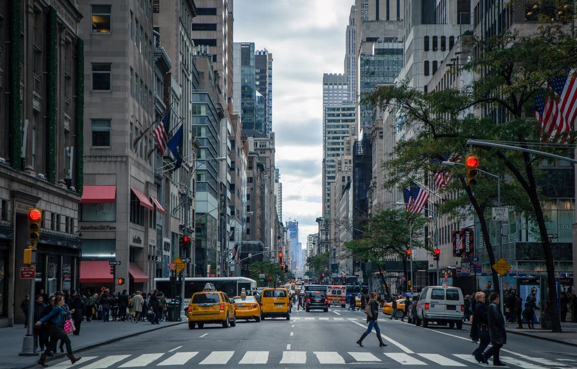 Gobernadora Nueva York anuncia reducción costo seguros de autos