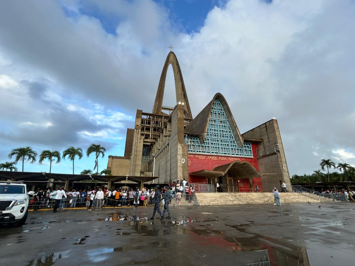 Miles de fieles acuden a la Basílica para honrar a la virgen de la Altagracia