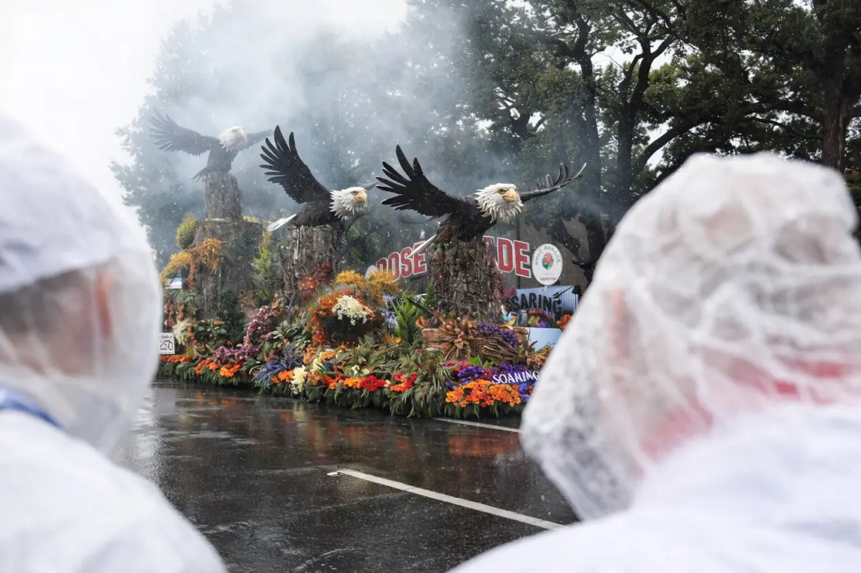 El Desfile de las Rosas se realiza bajo lluvia tras dos décadas