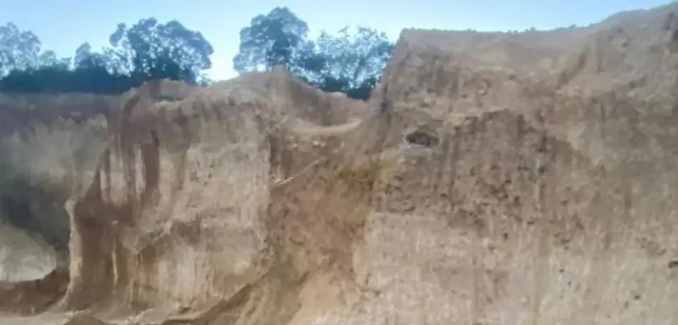 Mueren padre e hijo tras derrumbe en mina de caliche en Sosúa: se investiga el suceso