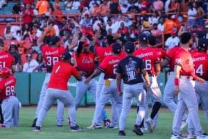 Leones vencen a Toros en extra innings y se colocan a un triunfo del bicampeonato