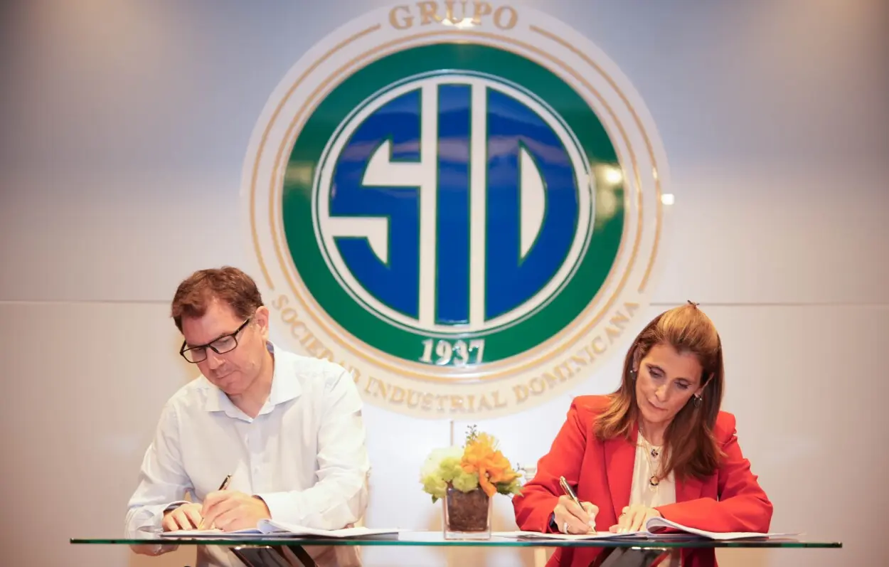 Grupo SID y escuela de negocios española firman acuerdo para otorgarbecas a colaboradores